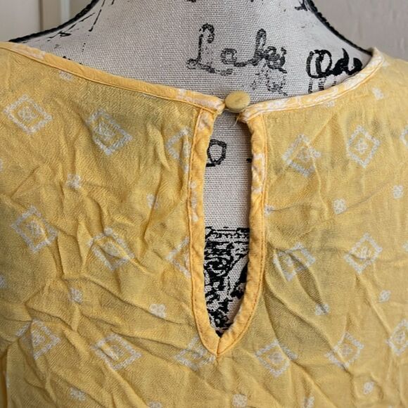 Torrid Yellow White Design Back Button Keyhole Tiered Top Contemporary Feminine - Picture 10 of 12